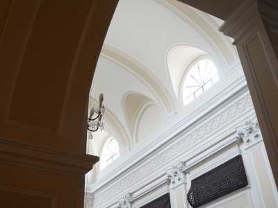 Al Medioevo appartengono anche le tre navate absidali divise da quattro pilastri, su cui sono impostati sontuosi archi a tutto sesto
